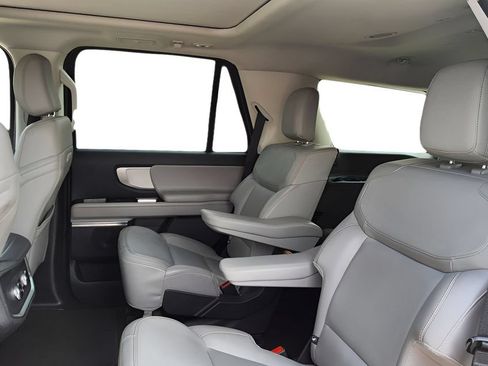 Used 2025 Ford Expedition Active AWD/4WD image 27