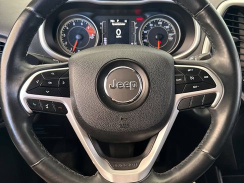 Used 2018 Jeep Cherokee Latitude Plus AWD/4WD image 23