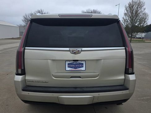 Used 2017 Cadillac Escalade Luxury AWD/4WD image 6