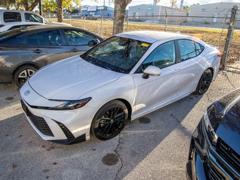 Used 2025 Toyota Camry SE image 3