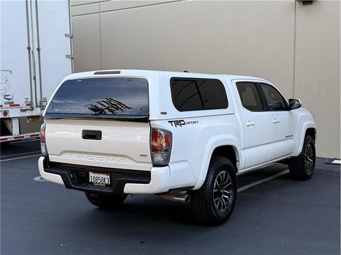 Used 2022 Toyota Tacoma TRD Sport w/ Technology Package RWD image 4