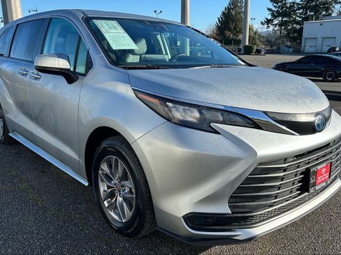 Certified 2024 Toyota Sienna LE image 3