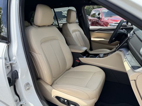 Used 2023 Jeep Grand Cherokee Limited w/ Luxury Tech Group II AWD/4WD image 32