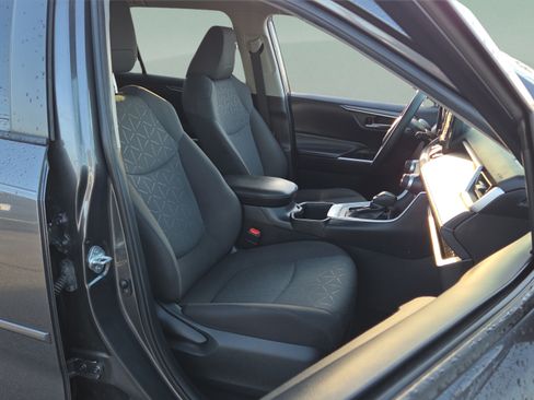 Used 2022 Toyota RAV4 XLE FWD image 17