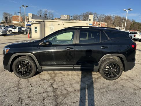 Used 2022 GMC Terrain SLE w/ Elevation Edition image 4