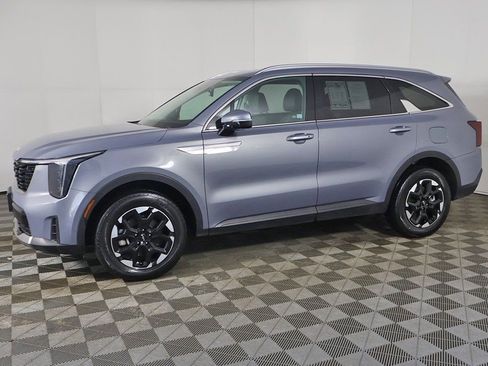 Used 2024 Kia Sorento S image 18