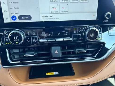 Certified 2024 Toyota Highlander Platinum AWD/4WD image 18