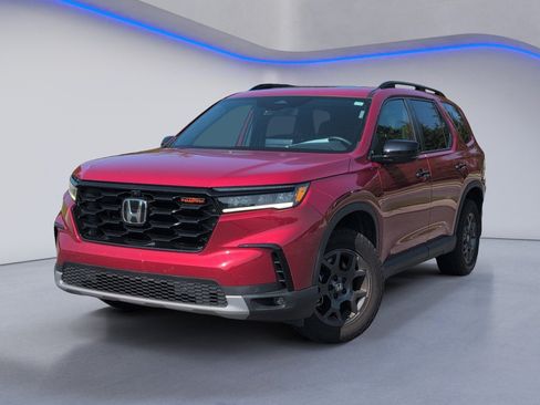 Used 2025 Honda Pilot TrailSport image 2