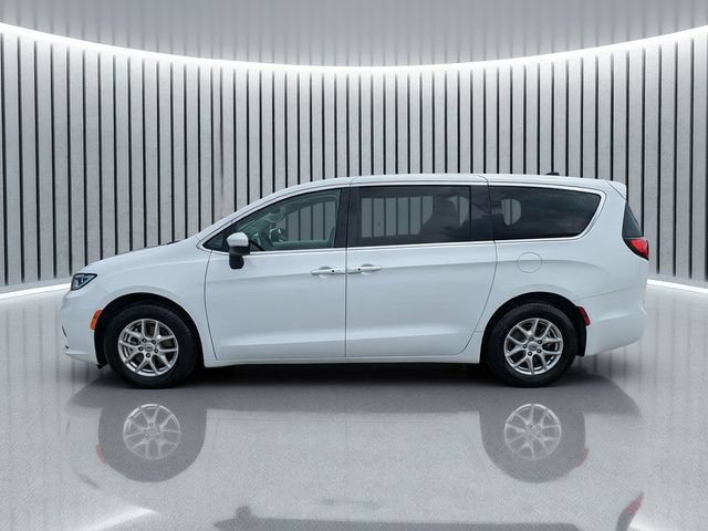 Used 2023 Chrysler Pacifica Touring-L FWD image 7