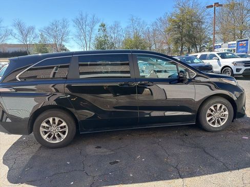 Used 2025 Toyota Sienna LE image 4