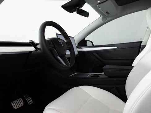 Used 2024 Tesla Model Y Performance image 13