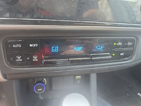 Used 2018 Toyota Corolla LE image 17