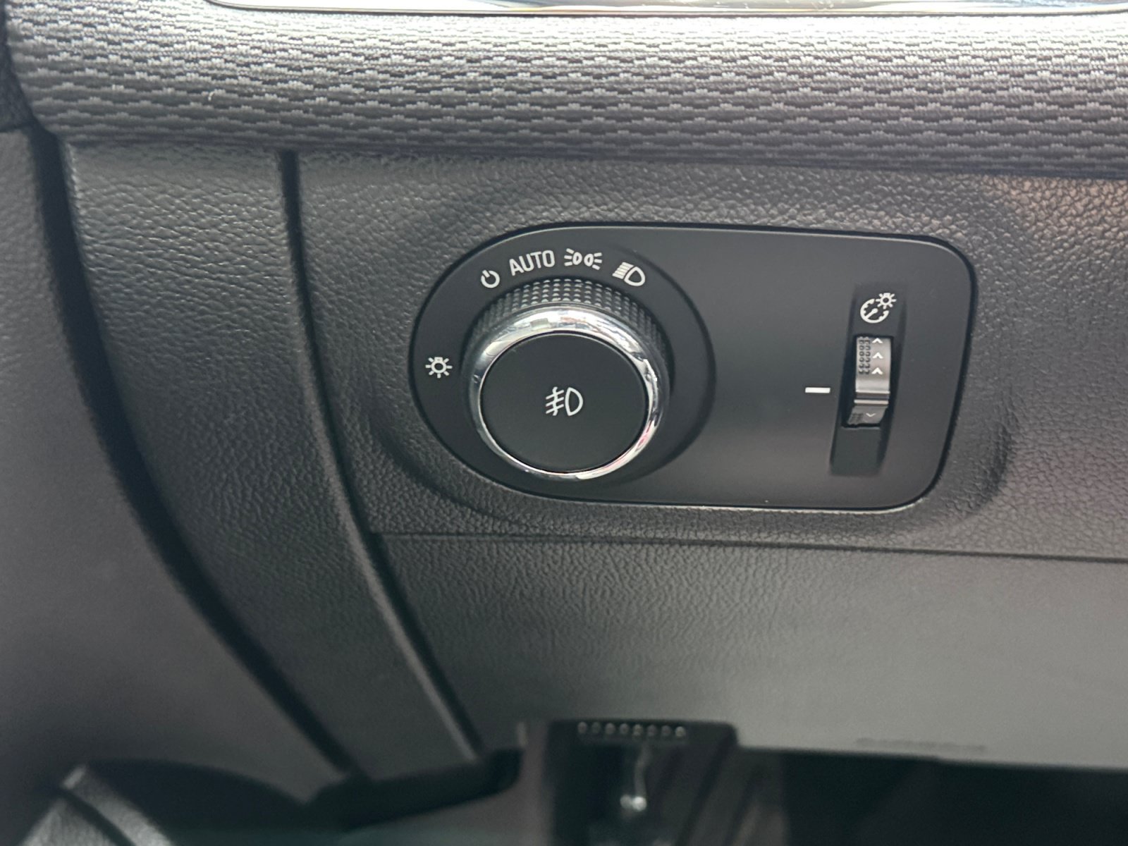 Used 2017 Chevrolet Cruze LT w/ Sun And Sound Package FWD image 21