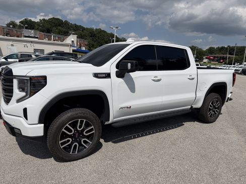 Used 2025 GMC Sierra 1500 AT4 w/ AT4 Premium Package AWD/4WD image 3