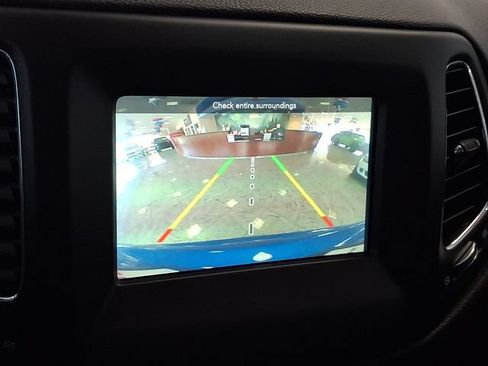 Used 2018 Jeep Compass Latitude w/ Popular Equipment Group FWD image 17
