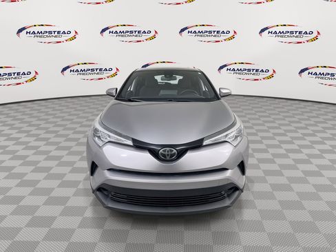 Used 2019 Toyota C-HR XLE FWD image 3