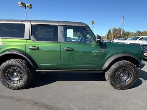 New 2025 Ford Bronco Badlands image 3