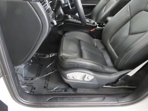 Certified 2022 Porsche Macan AWD/4WD image 38