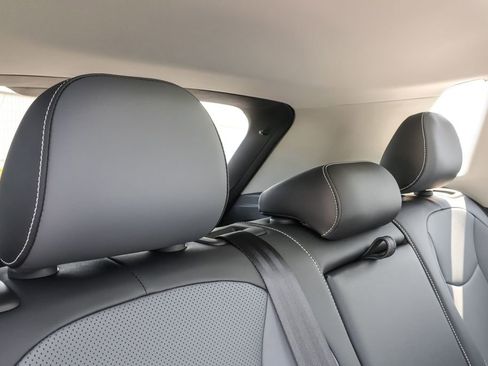 Used 2025 Volkswagen Tiguan SE image 32