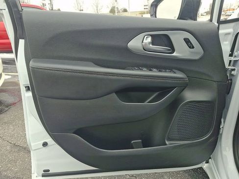 Used 2025 Chrysler Pacifica Limited image 12