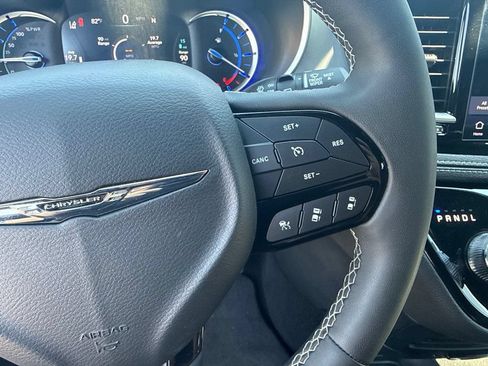 Used 2024 Chrysler Pacifica Limited FWD image 24