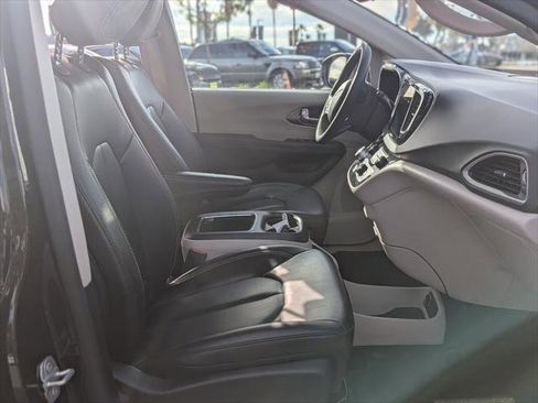 Certified 2023 Chrysler Pacifica Touring-L image 15