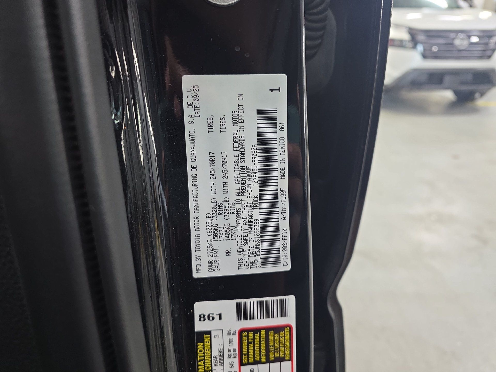 Used 2025 Toyota Tacoma SR5 AWD/4WD image 32