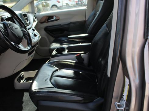 Used 2017 Chrysler Pacifica Touring-L Plus image 12