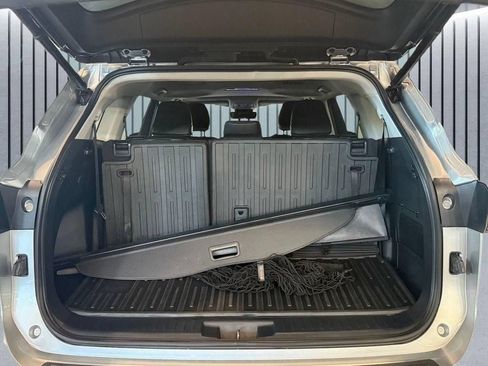 Used 2023 Toyota Highlander XLE AWD/4WD image 9