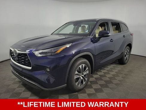 Used 2023 Toyota Highlander XLE image 3