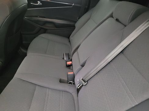Used 2019 Kia Sorento LX w/ LX Convenience Package image 18