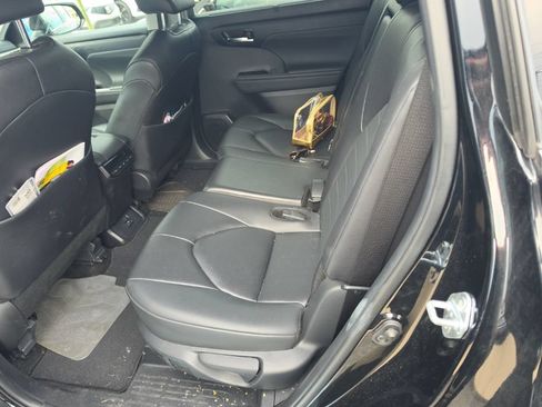 Used 2024 Toyota Highlander XLE FWD image 6
