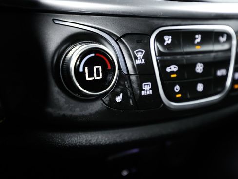Used 2018 Chevrolet Traverse LT FWD image 30