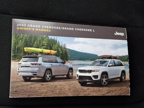 Used 2023 Jeep Grand Cherokee L Laredo image 30