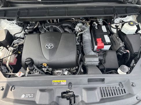 Used 2021 Toyota Highlander XLE FWD image 25