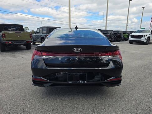 Used 2023 Hyundai Elantra SEL w/ Convenience Package image 5