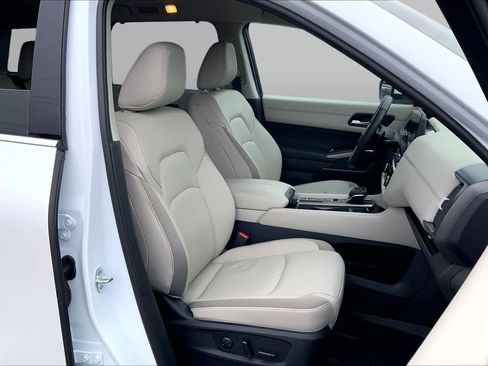 Used 2025 Nissan Pathfinder SL FWD image 9