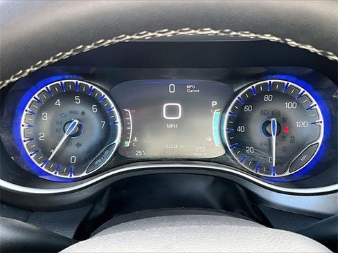 Used 2024 Chrysler Pacifica Touring-L image 3