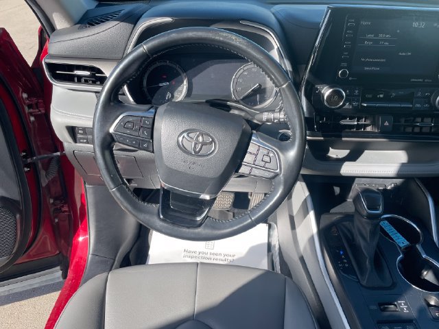 Used 2020 Toyota Highlander XLE AWD/4WD image 23