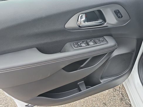 New 2026 Chrysler Pacifica Select image 12