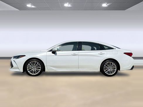 Used 2019 Toyota Avalon Limited image 2