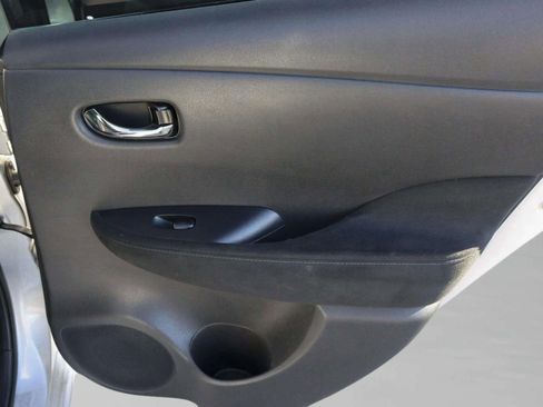 Used 2015 Nissan Leaf S image 28