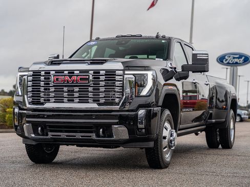 Used 2025 GMC Sierra 3500 Denali w/ Denali Reserve Package image 4