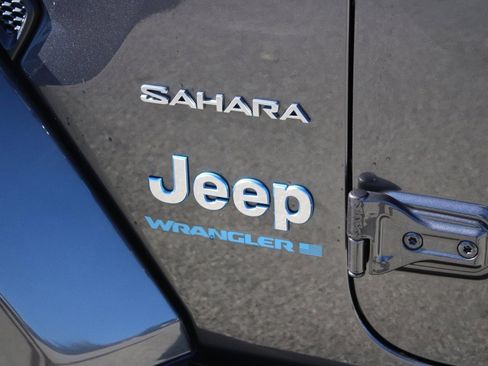 Used 2023 Jeep Wrangler Unlimited Sahara image 9