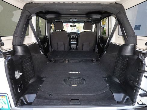 Used 2017 Jeep Wrangler Unlimited Sahara w/ Connectivity Group AWD/4WD image 37