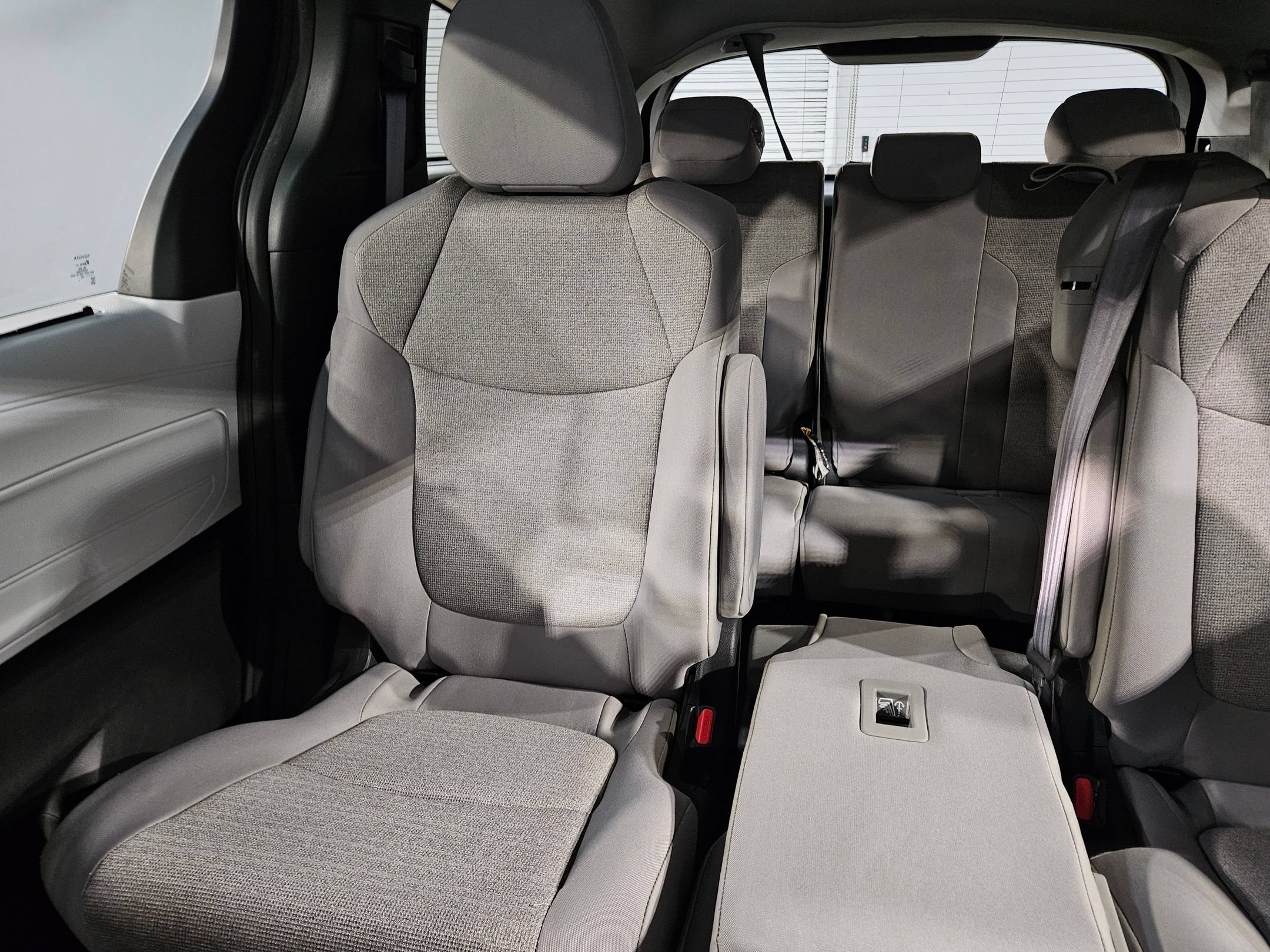 Used 2025 Toyota Sienna LE FWD image 12