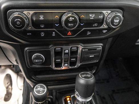 Used 2020 Jeep Wrangler Unlimited Sahara w/ Uconnect 4C Nav & Sound Group AWD/4WD image 28