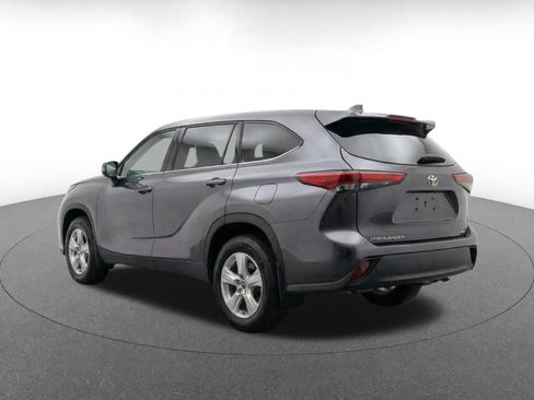 Used 2025 Toyota Highlander LE FWD image 7