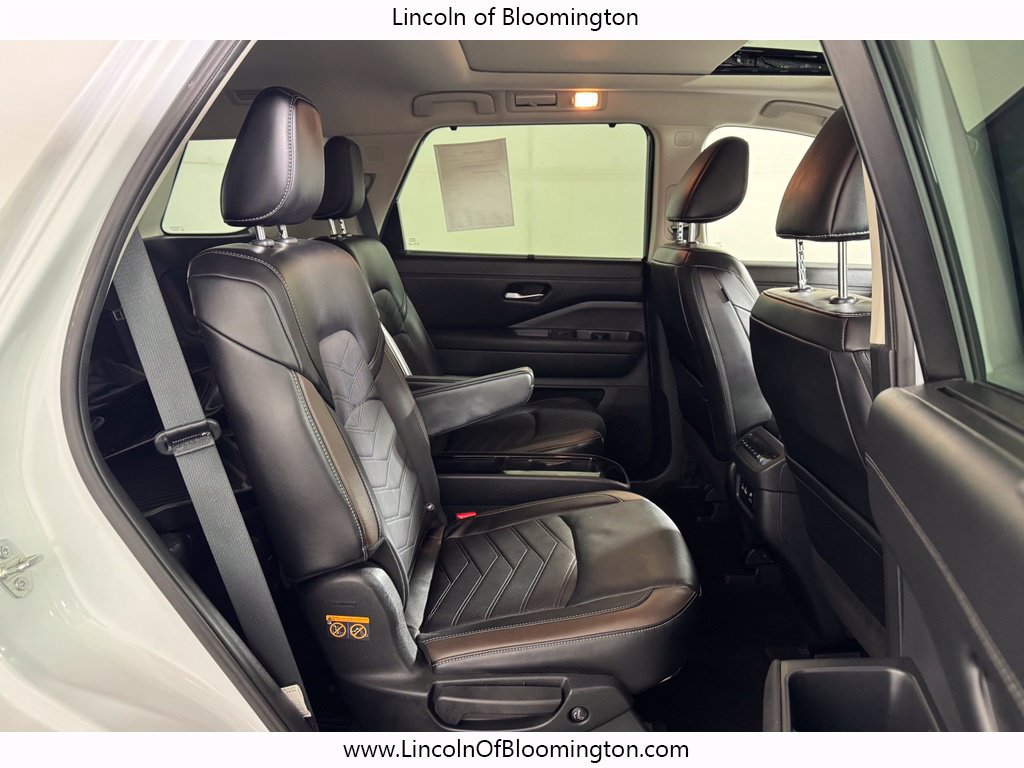 Used 2025 Nissan Pathfinder Platinum AWD/4WD image 11