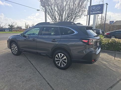 Used 2023 Subaru Outback Premium image 8